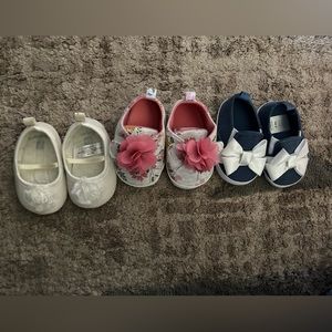 Carters 0-3 months baby shoes - some never worn. Three Paris included in lot